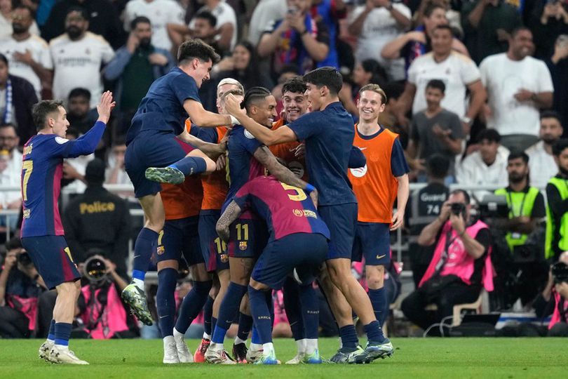 Selebrasi skuad Barca usai menundukan Madrid dan menjuarai Piala Super Spanyol. Foto : Ist