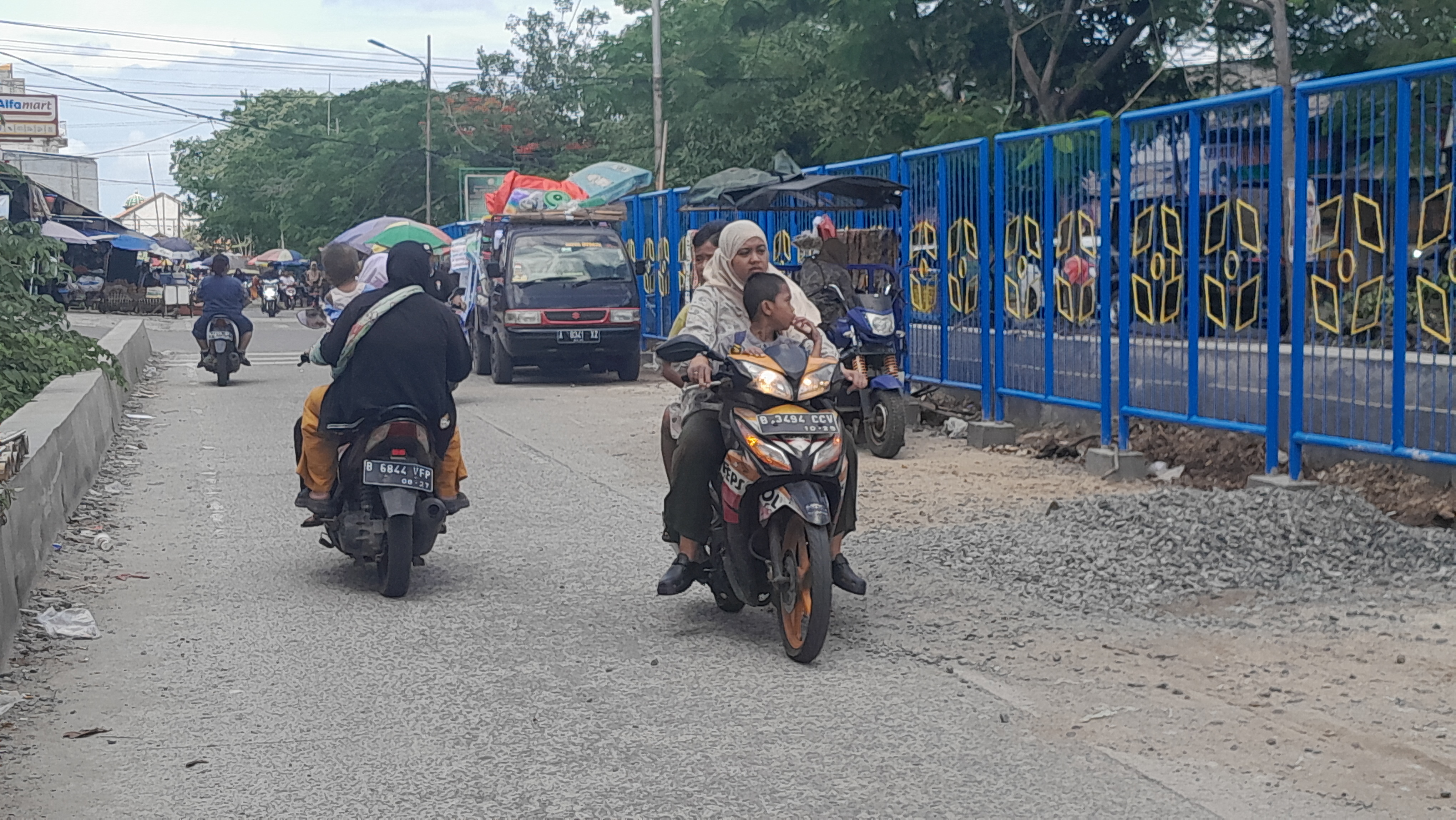 Pengendara melintas di Jalan Raya Sipon, Kecamatan Cipondoh secara dua arah, kemarin.