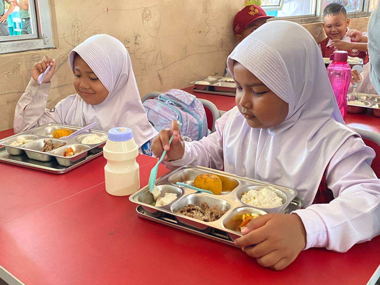 Siswa SDN Negeri Lengkong Gudang, Kecamatan Serpong, Kota Tangsel, saat menyantap makan bergizi gratis.(dra)