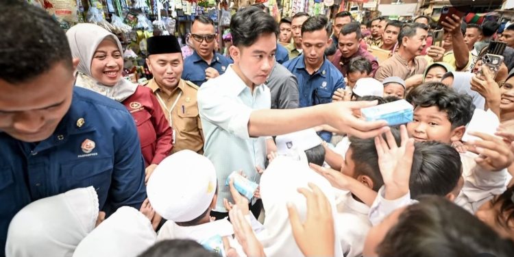 Wapres Gibran saat meninjau pelaksanaan MBG di Yayasan Ki Hajar Dewantara, Tangerang. Foto ; Ist