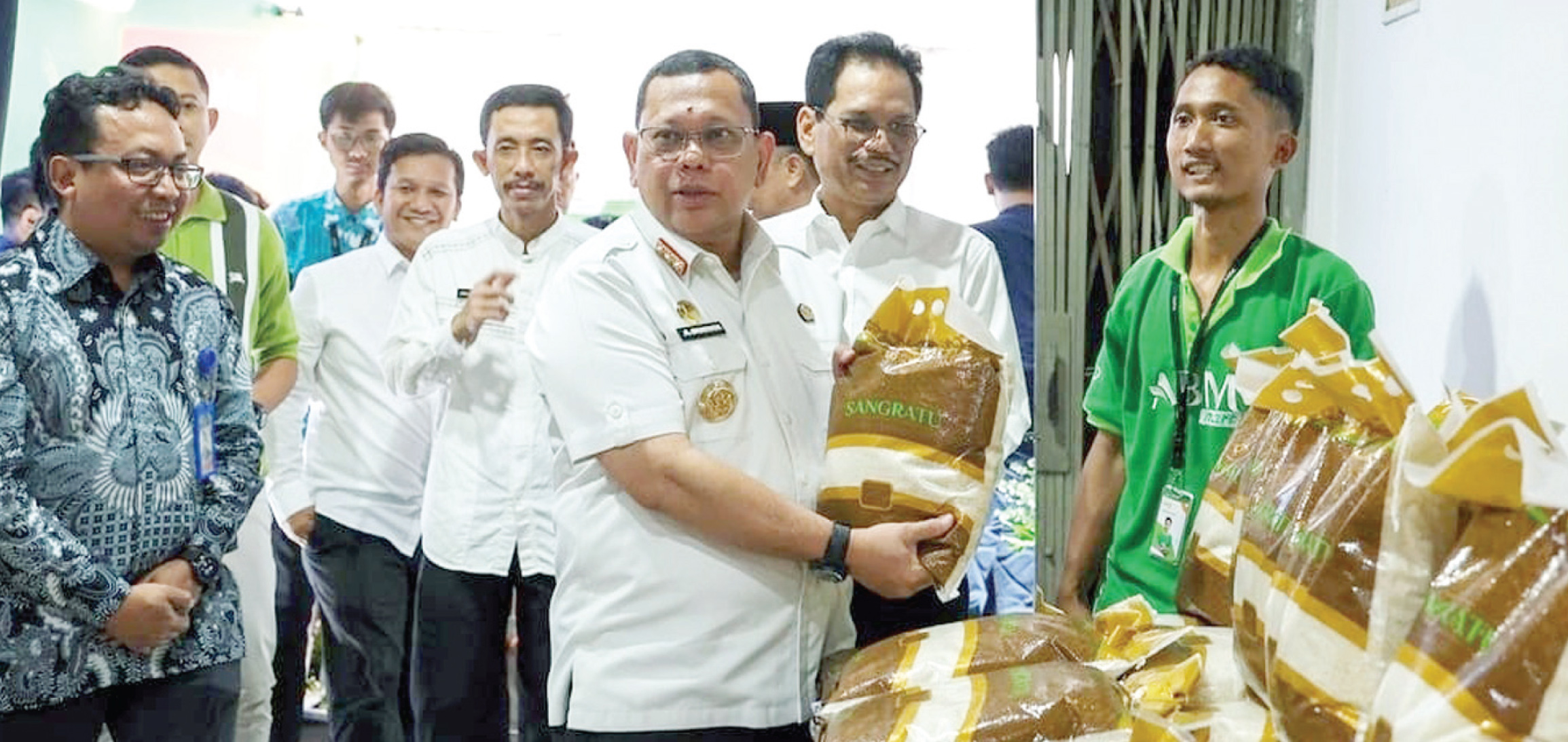 Pj Gubernur Banten A Damenta pada saat Launching Warung Inflasi atau Warung Jaga Bahan Pokok (Warjok) di Pasar Lama, Kota Serang, Jumat (3/1).