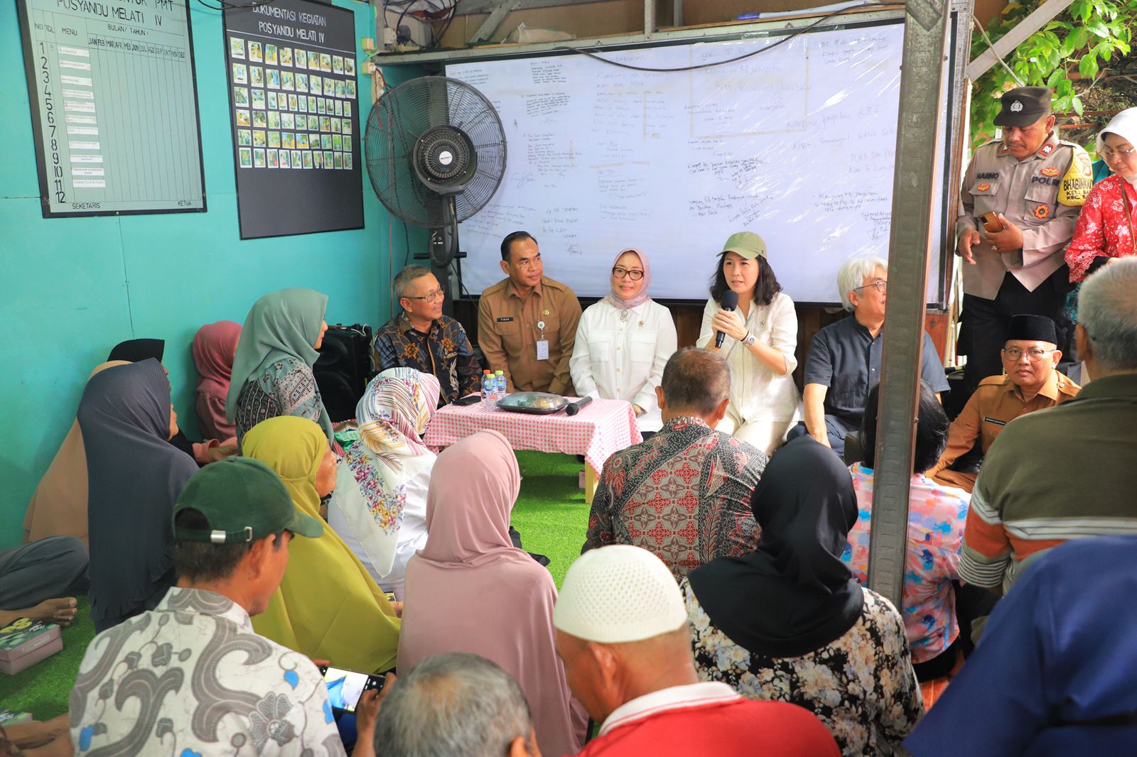 Menteri Pemberdayaan Perempuan dan Perlindungan Anak (PPPA) Arifah Fauzi tengah melakukan kunjungan ke Sekolah Lansia yang ada di Kampung Jimpitan, Kelurahan Batujaya, Kecamatan Batuceper, Kota Tangerang pada Selasa (11/2).