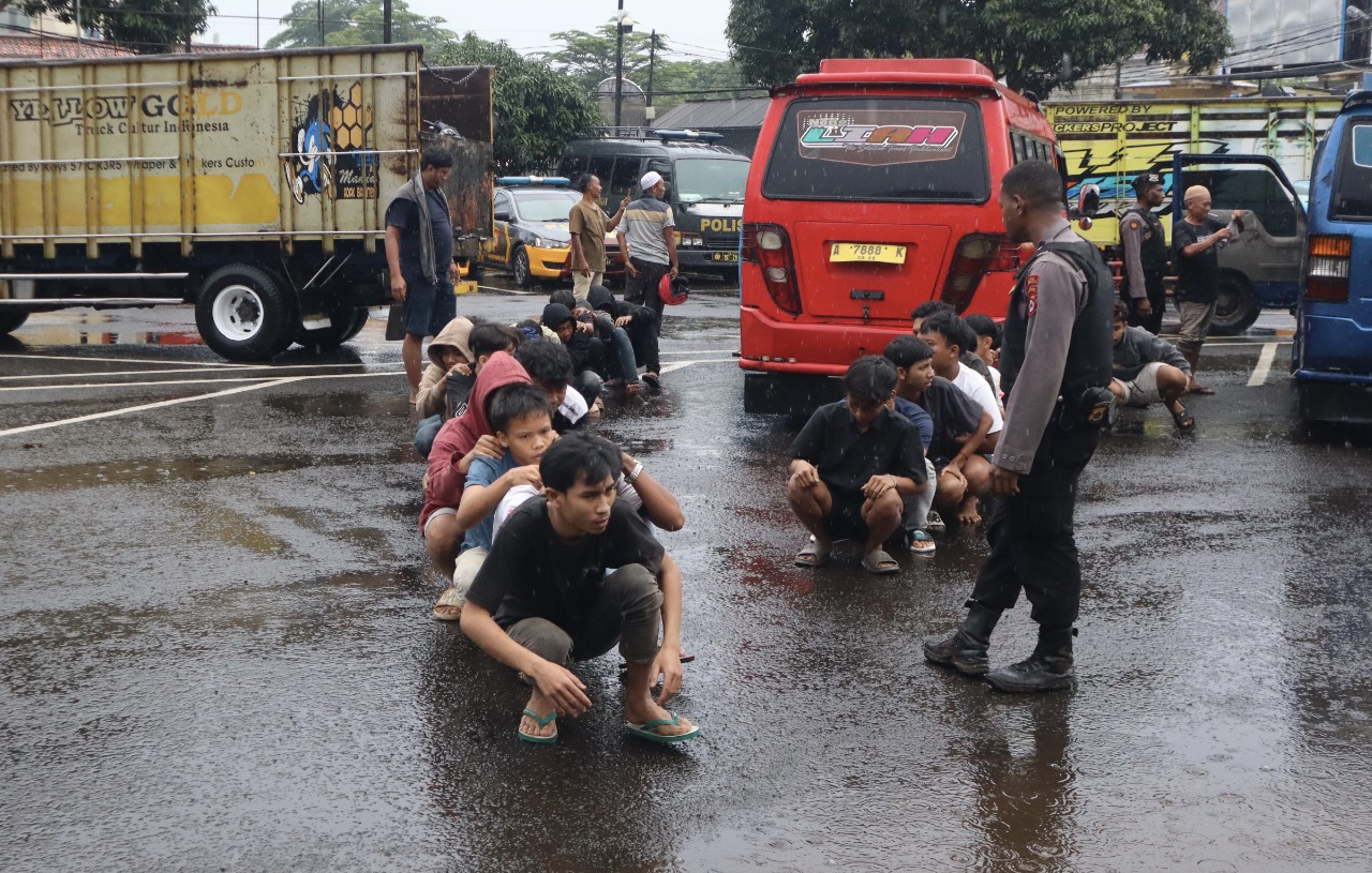 Pihak Polres Pandeglang sedang memberikan pembinaan terhadap para pelaku balap liar, di lapangan Mapolres Pandeglang, Senin (24/2).(pal)