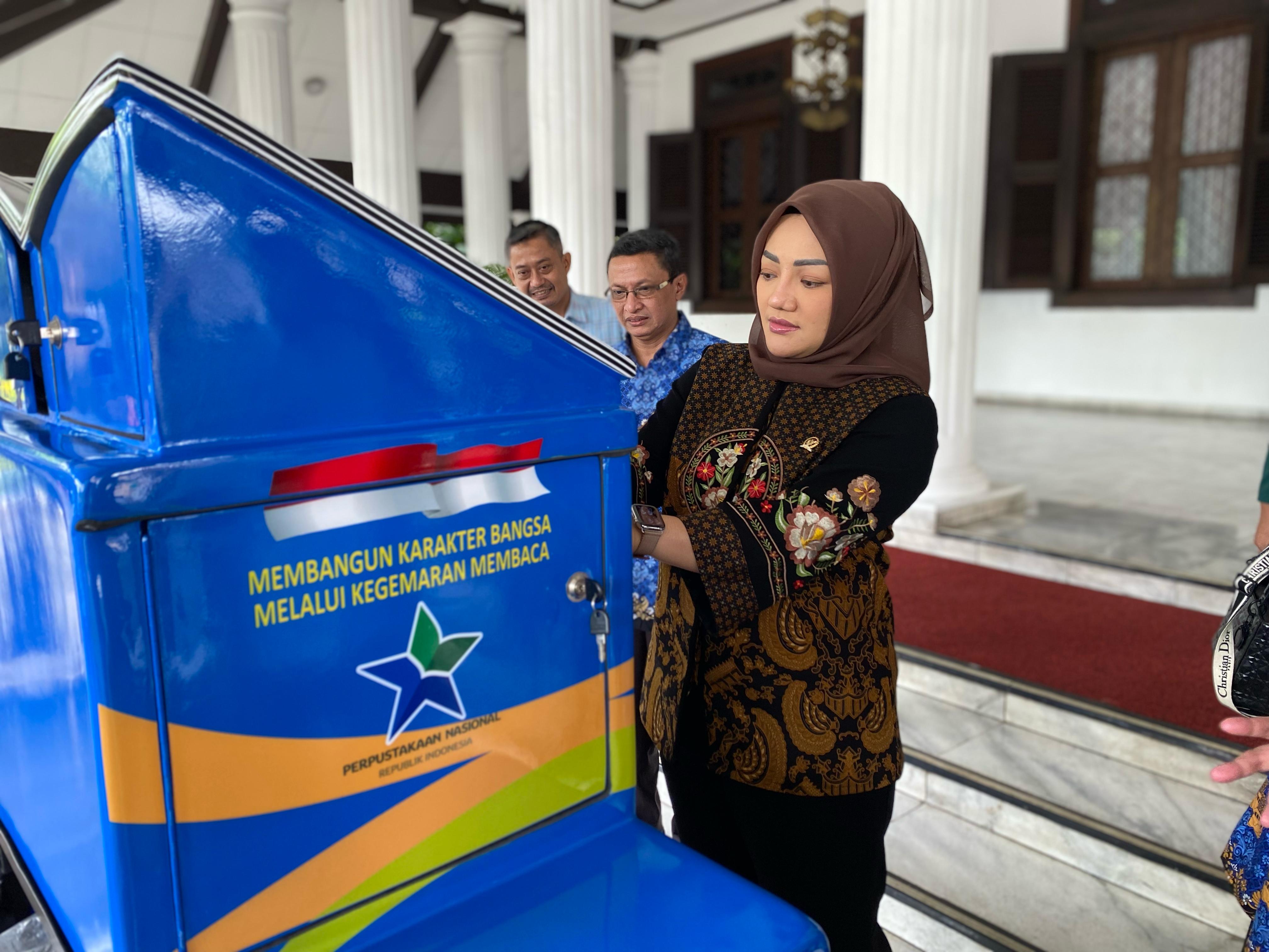 Anggota Komisi X DPR RI dari Fraksi Partai Golkar Dapil Banten I, Adde Rosi Khoerunnisa sedang memeriksa motor Pusling di Perpusnas Jakarta, Senin (17/2).