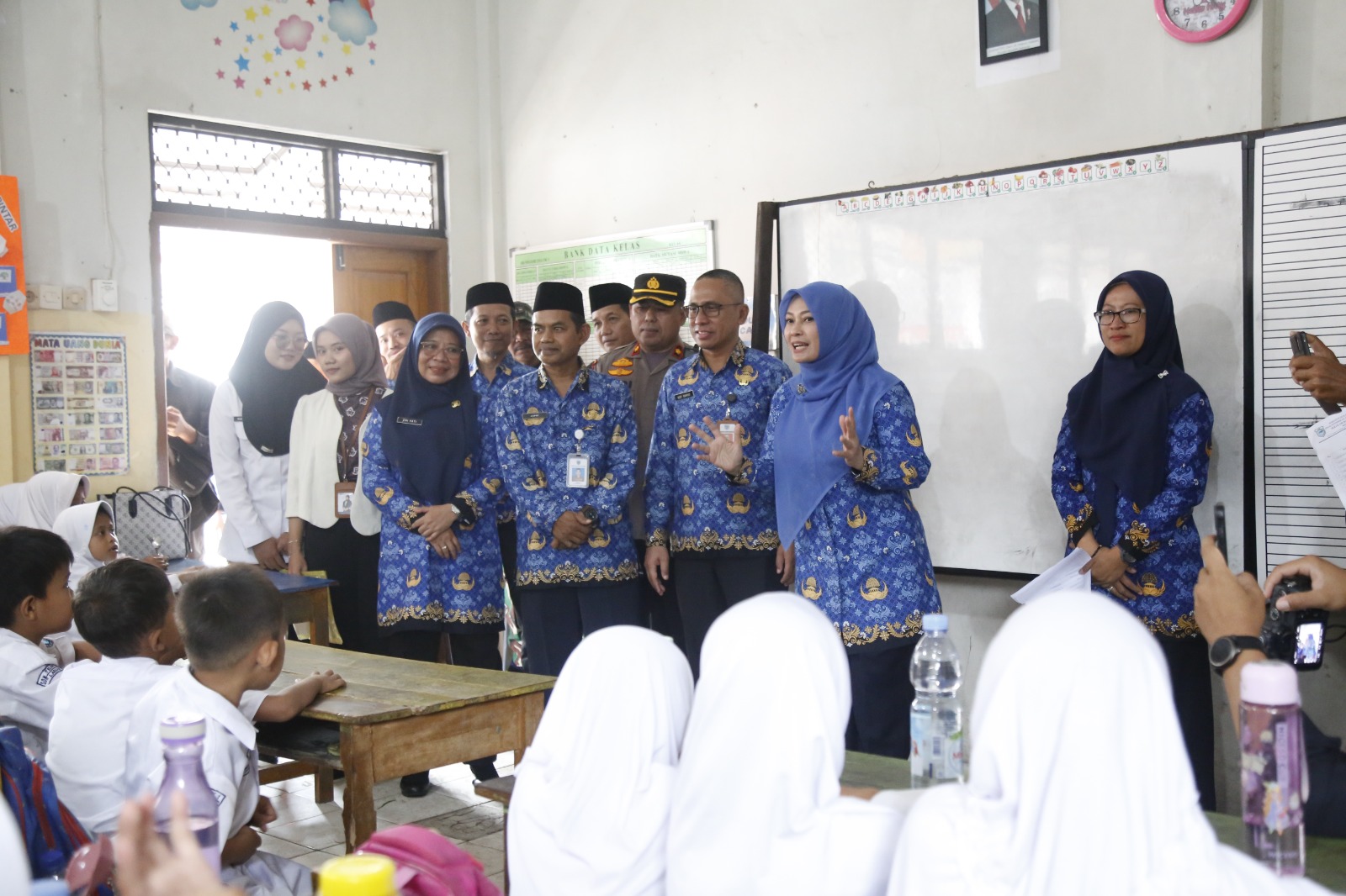 Bupati Pandeglang Irna Narulita didampingi jajarannya sedang meninjau uji coba MBG di salah satu sekolah di wilayah Labuan, Senin (17/2).(pal)