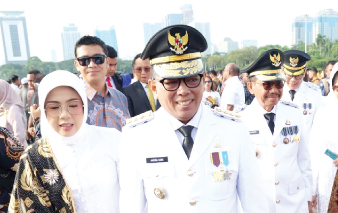 Gubernur Banten Andra Soni mengenakan Pakaian Dinas Upacara Besar lengkap dengan atribut didampingi oleh sang istri Tinawati, sebelum menuji istana kepresidenan untuk dilantik oleh Presiden RI Prabowo Subianto, Kamis (20/2).(yul)