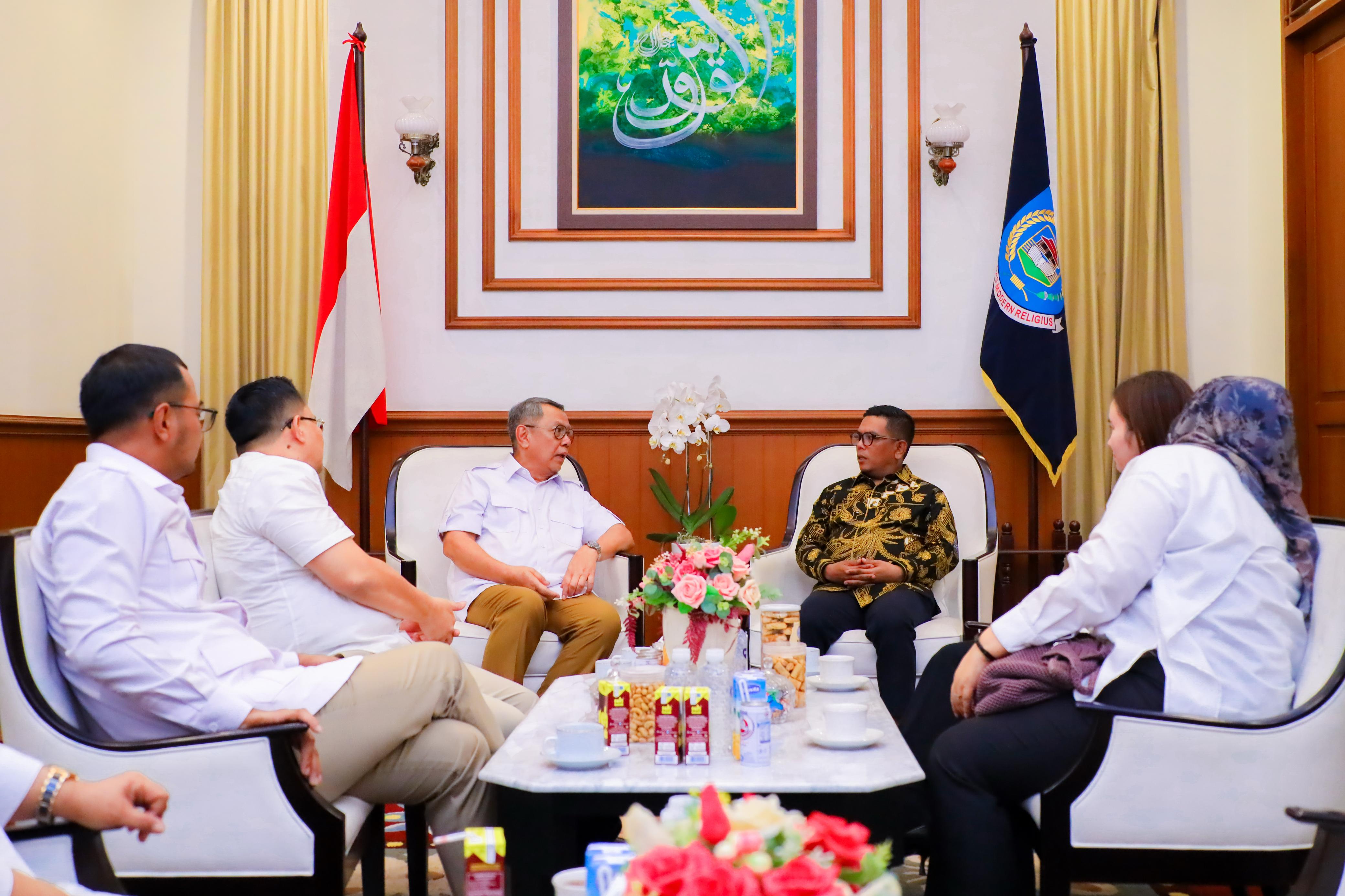 Suasana hangat saat Gubernur Banten Terpilih, Andra Soni saat mengunjungi Rumah Dinas Wali Kota Tangsel, Benyamin Davnie di wilayah Serpong, Selasa (11/2)