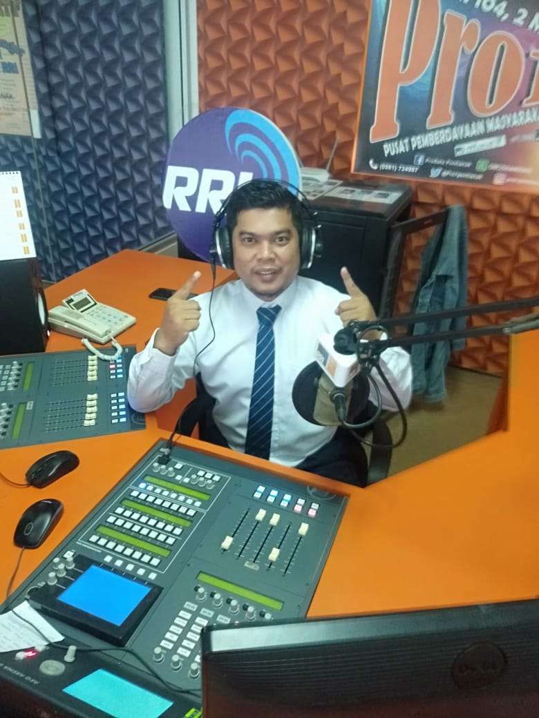 Penyiar RRI sedang melakukan siaran. Foto : Ist