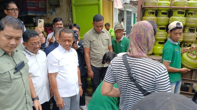 Menteri ESDM Bahlil saat memantau peredaran gas 3kg di Riau. Foto : Ist