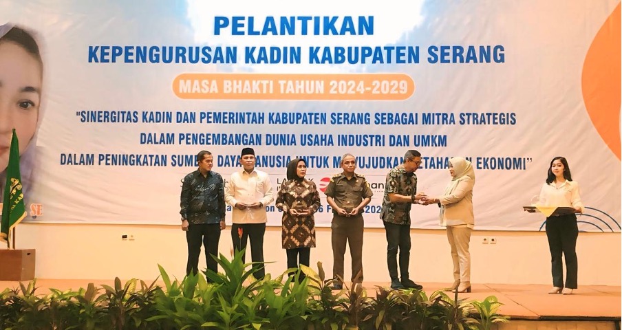 Pelantikan kepengurusan Kamar Dagang dan Industri (Kadin) Kabupaten Serang yang berlangsung di salah satu hotel di Kota Serang, Kamis (6/2/2025). (Ist)