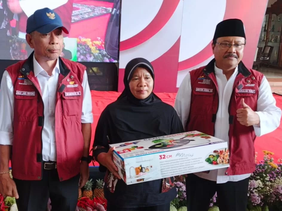 Mensos Saifullah Yusuf saat acara Bansos di Sidoarjo, Jatim. Foto : Ist