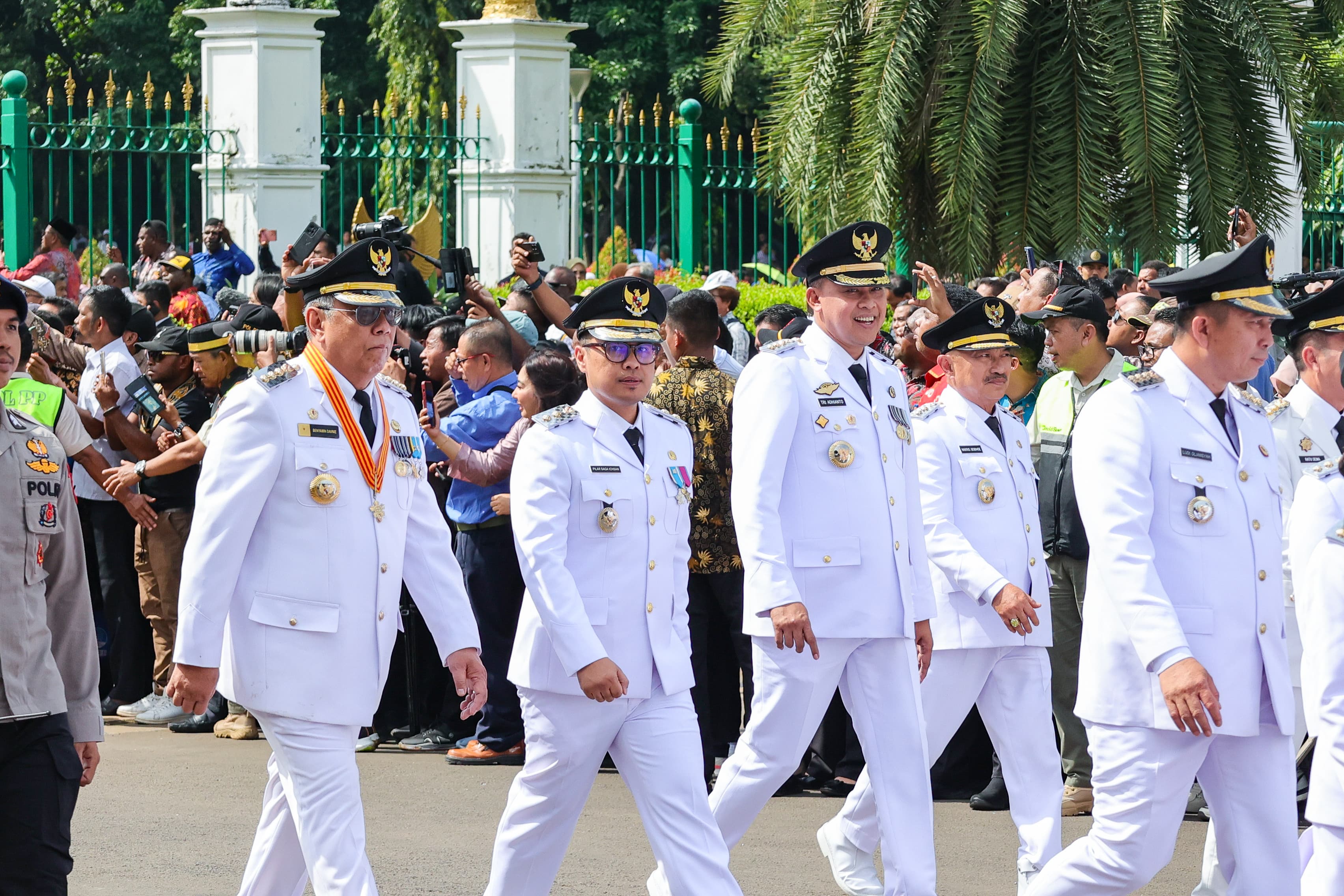 Wali Kota dan Wakil Wali Kota Tangsel, Benyamin Davnie-Pilar Saga Ichsan usai dilantik di Jakarta, Kamis (20/2).