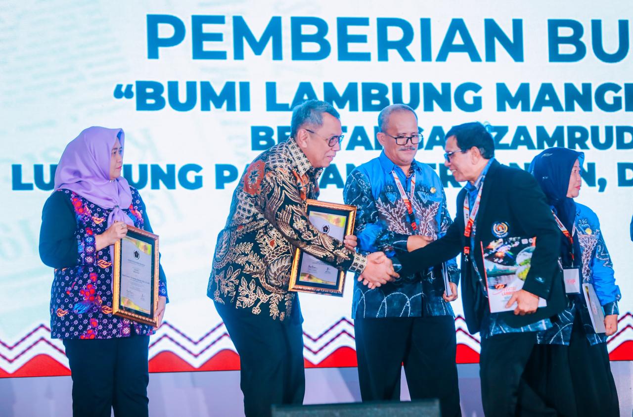 Wali Kota Tangsel Benyamin Davnie mendapatkan Pin Emas dari PWI pada peringatan Hari Pers Nasional (HPN) Banjar Masin, Kalimantan Selatan, Minggu (9/2).