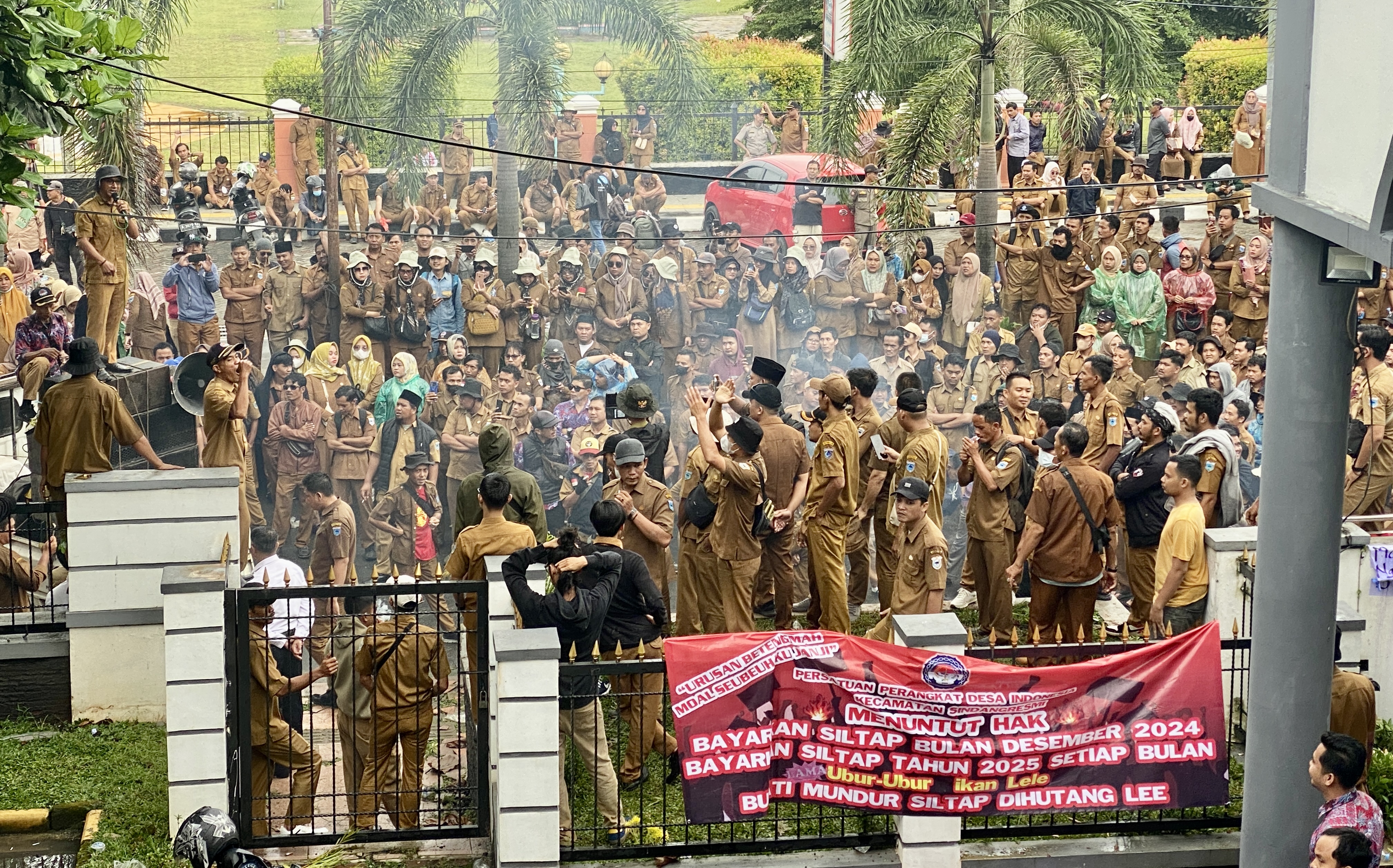 Ratusan massa aksi sambil berorasi dan membentangkan poster kecaman serta membakar ban bekas, saat melakukan unjuk rasa di depan kantor BPKD Pandeglang, Senin (17/2).(pal)