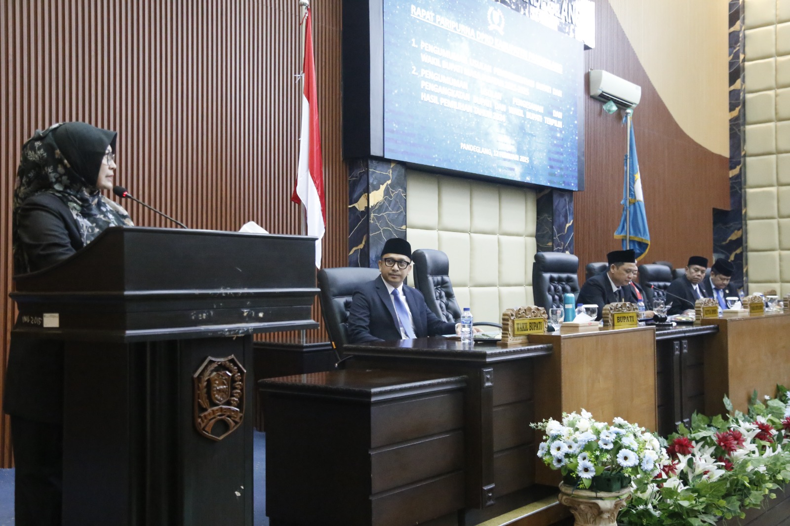 Bupati Pandeglang Irna Narulita sedang memberikan sambutan saat acara Paripurna Pengumuman Usulan Pemberhentian Bupati dan Wabup Pandeglang masa jabatan 2021-2025 di ruang Paripurna DPRD Pandeglang, Rabu (12/2).(pal)