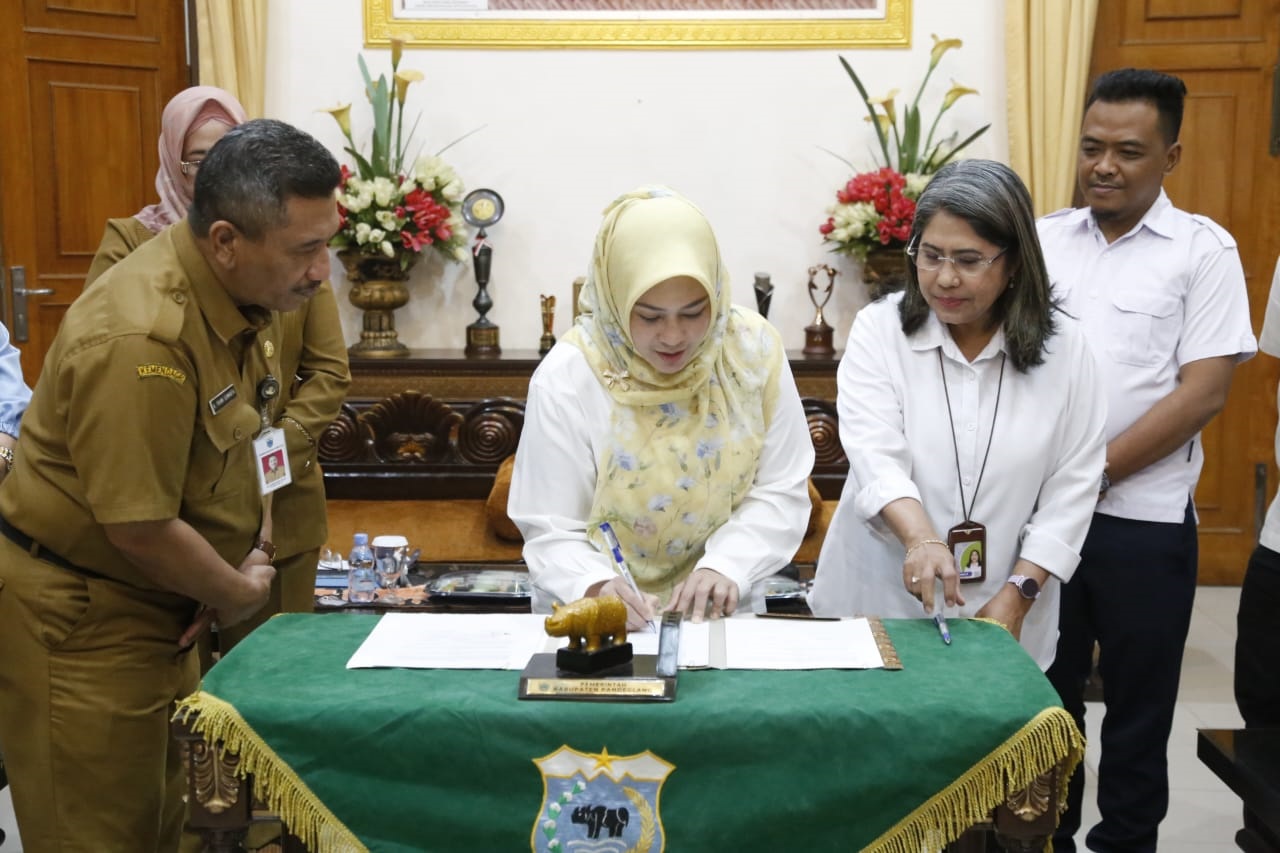 Bupati Pandeglang Irna Narulita didampingi jajarannya sedang menandatangani berita acara serah terima aset SPAM JP TJ bersama Kepala BPPW Banten Luciana Angelin Narua, di Gedung Garuda Pendopo Kabupaten Pandeglang, Selasa (11/2).(pal)