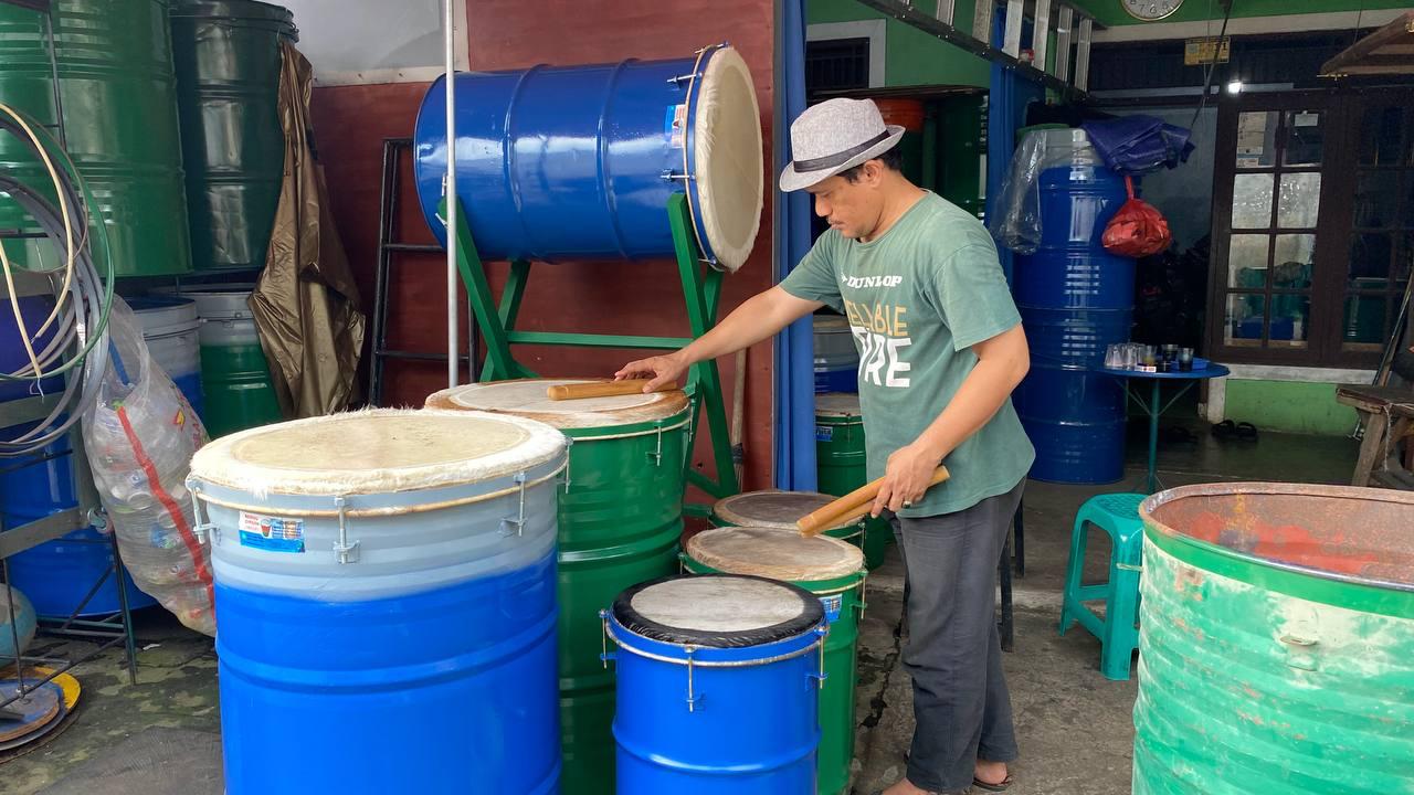 Seorang pengerajin bedug di Pondok Aren tengah mengerjakan pesanan bedug.  Jelang Ramadan pesanan bedug meningkat.