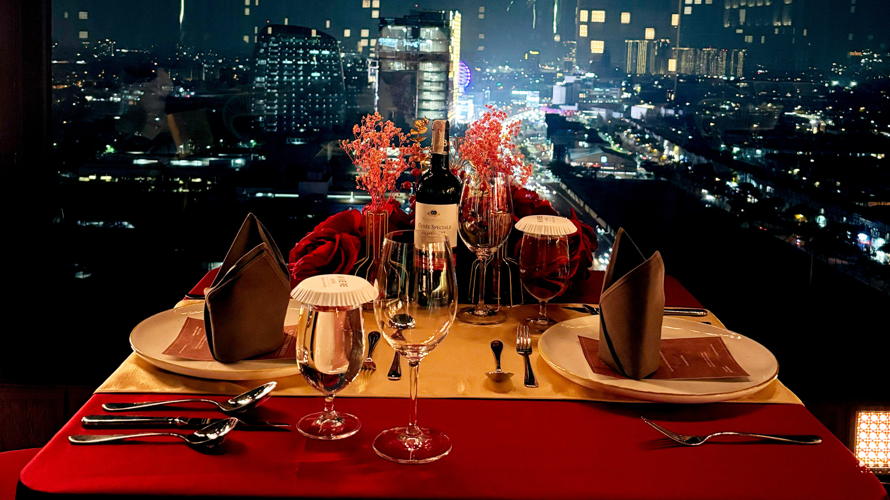 Makan malam romantis dengan city lights di Salute Bar & Lounge, Vivere Hotel, Artotel Curated. (Dok.)