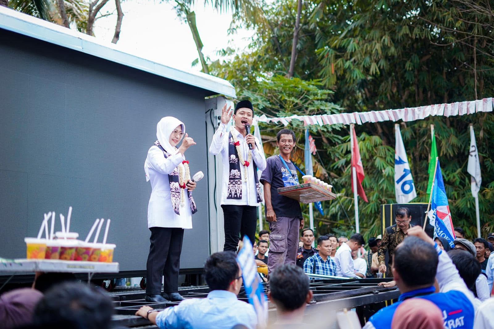 Bupati-Wabup Pandeglang terpilih Dewi-Iing sedang menyapa masyarakat pasca mendaftar sebagai Paslon ke KPU Pandeglang, beberapa waktu lalu.(pal)