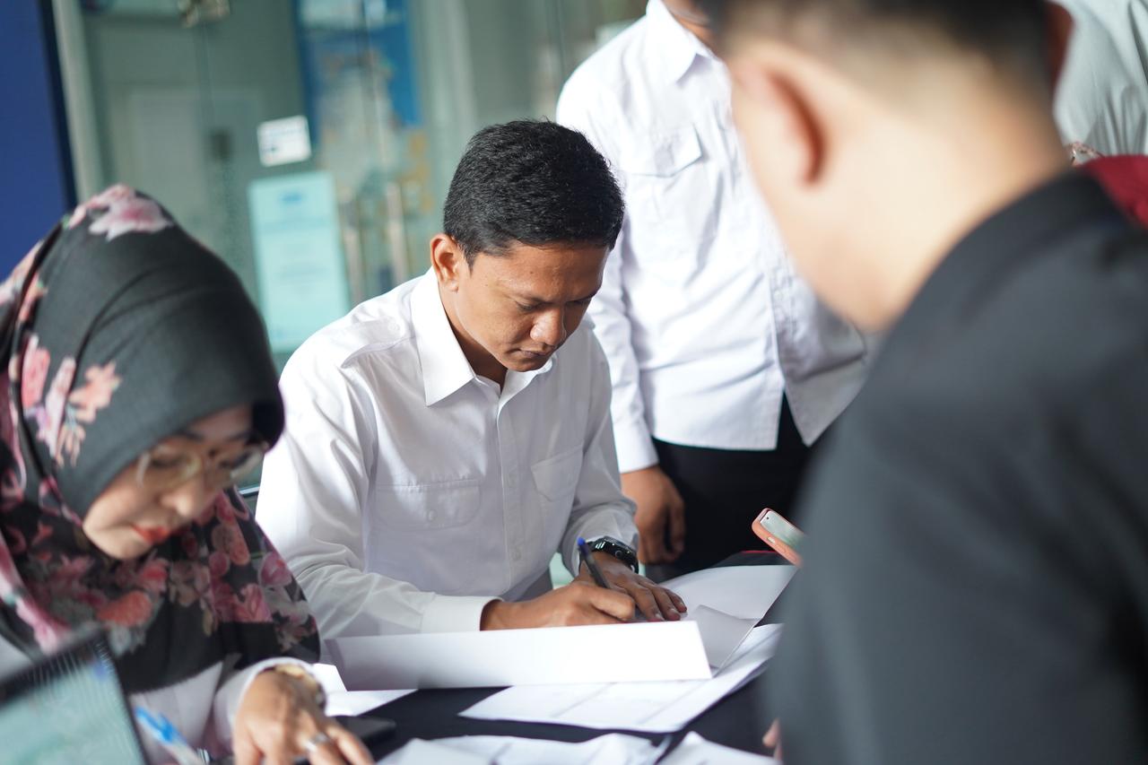 Bupati-Wabup Pandeglang terpilih Dewi-Iing sedang registrasi untuk dilakukan pemeriksaan kesehatan di Kantor Kemendagri RI di Jakarta, Minggu (16/2).