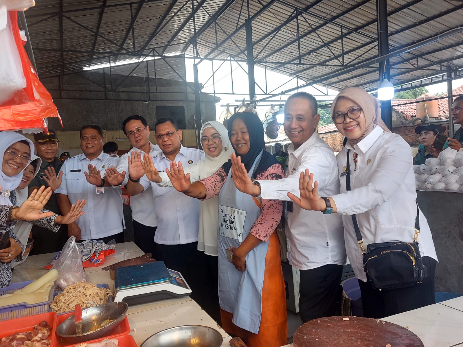 KELUARGA. Tinawati, Istri Gubernur Banten saat terjun ke masyarakat sosialisasikan program KB di Pasar Ciputat, Rabu (26/2). (rmn)