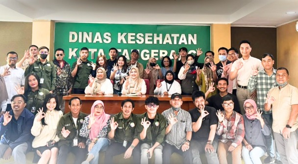 Petugas Dinas Kesehatan (Dinkes) Kota Tangerang bersama peserta workshop layanan perawatan, dukungan dan pengobatan bagi mitra kerja penanggulangan HIV se-Kota Tangerang berpose bersama usai kegiatan, Kamis (13/2).