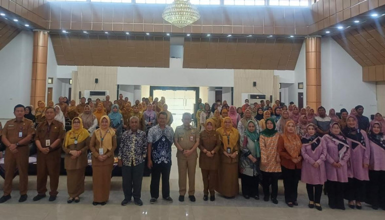 Kepala Dinas Pemberdayaan Perempuan dan Perlindungan Anak (DPPPA), Asep Suherman  berpofoto bersama usai rapat evaluasi Desa Ramah Perempuan dan Peduli Anak (DRPPA).