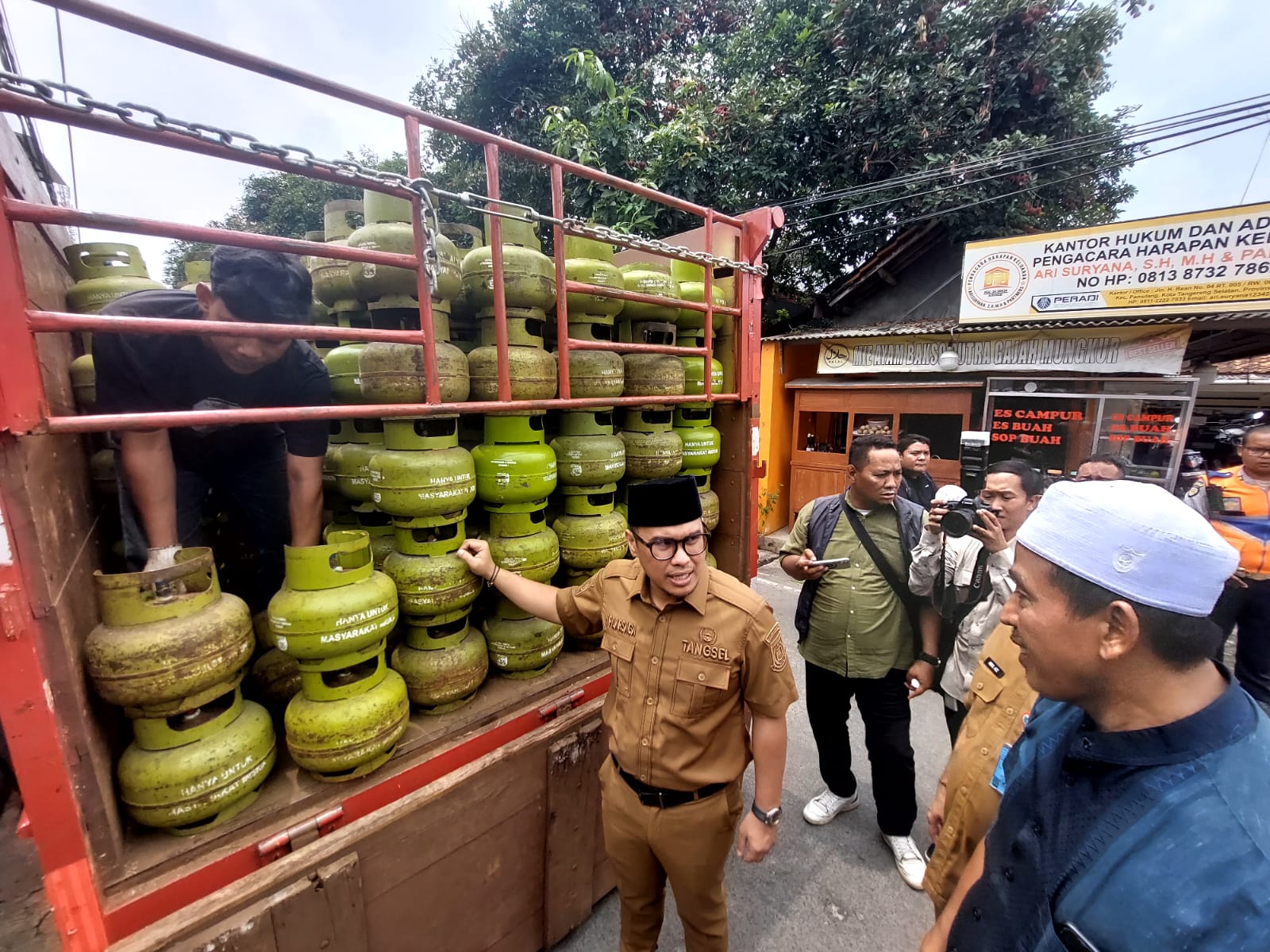 Wakil Wali Kota Tangsel, Pilar Saga Ichsan saat memantau langsung stok sekaligus menyapa warga yang antre membeli gas melon di pangkalan yang berlokasi di wilayah Benda Baru, Pamulang, Selasa (4/1). (tangselpos.id/rmn)