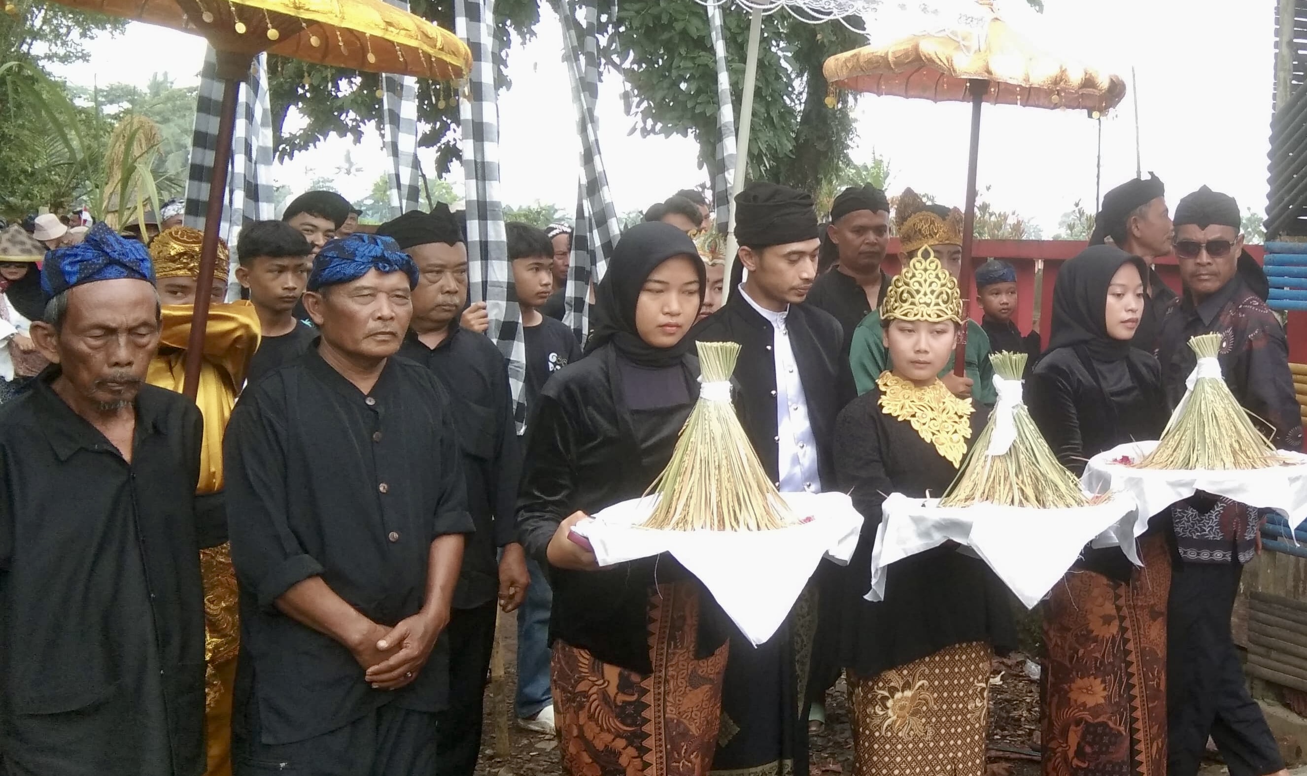 Ratusan warga Kampung Kalapa Cagak, Desa Teluk Lada, Kecamatan Sobang, Kabupaten Pandeglang, dan para tamu sedang melakukan arak-arakan di acara “Mapag Sri”, Senin (10/2).(pal)