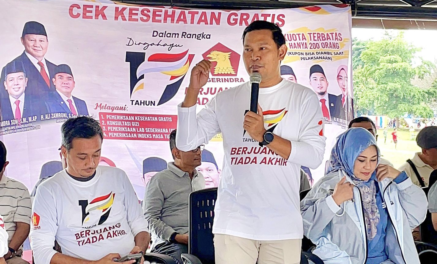 Ketua DPC Gerindra Kabupaten Pandeglang, Fikri Pebriansyah sedang memberikan sambutan di acara Cek Kesehatan Gratis di Pancaniti Alun-alun Pandeglang, Minggu (16/2).