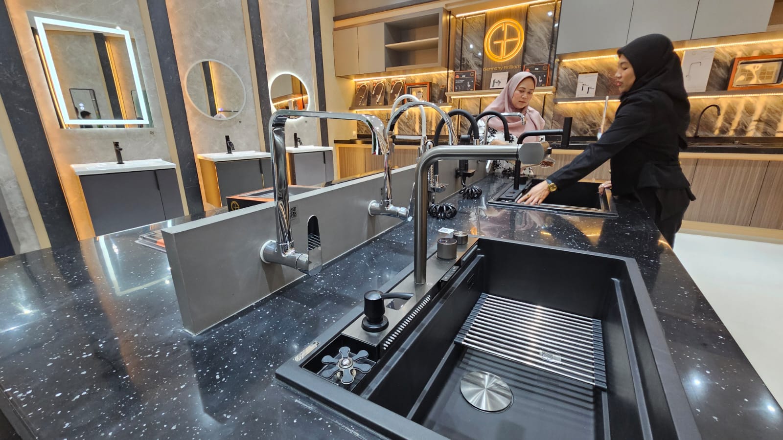 Nampak pengunjung saat melihat produk Kitchensink terbaru Germany Briliant di Okabe alam sutera, tangerang selatan.  Foto : Irawan