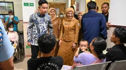 Wapres Gibran saat meninjau CKG di Puskesmas Cempaka Putih. Foto : Ist