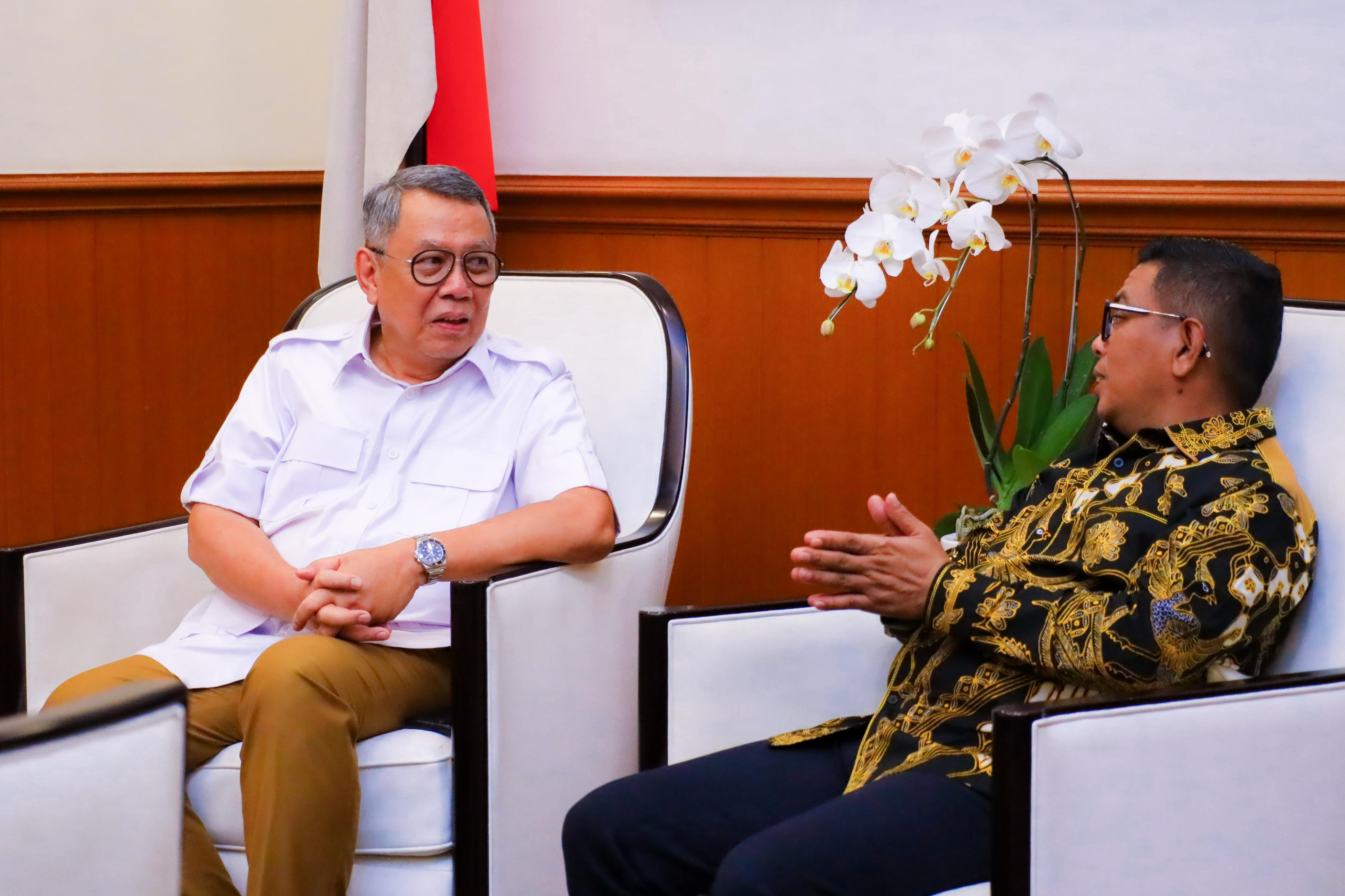 Andra Soni bersilaturahmi ke rumah dinas Wali Kota Tangerang Selatan (Tangsel) Benyamin Davnie, Selasa (11/2). (Ist).