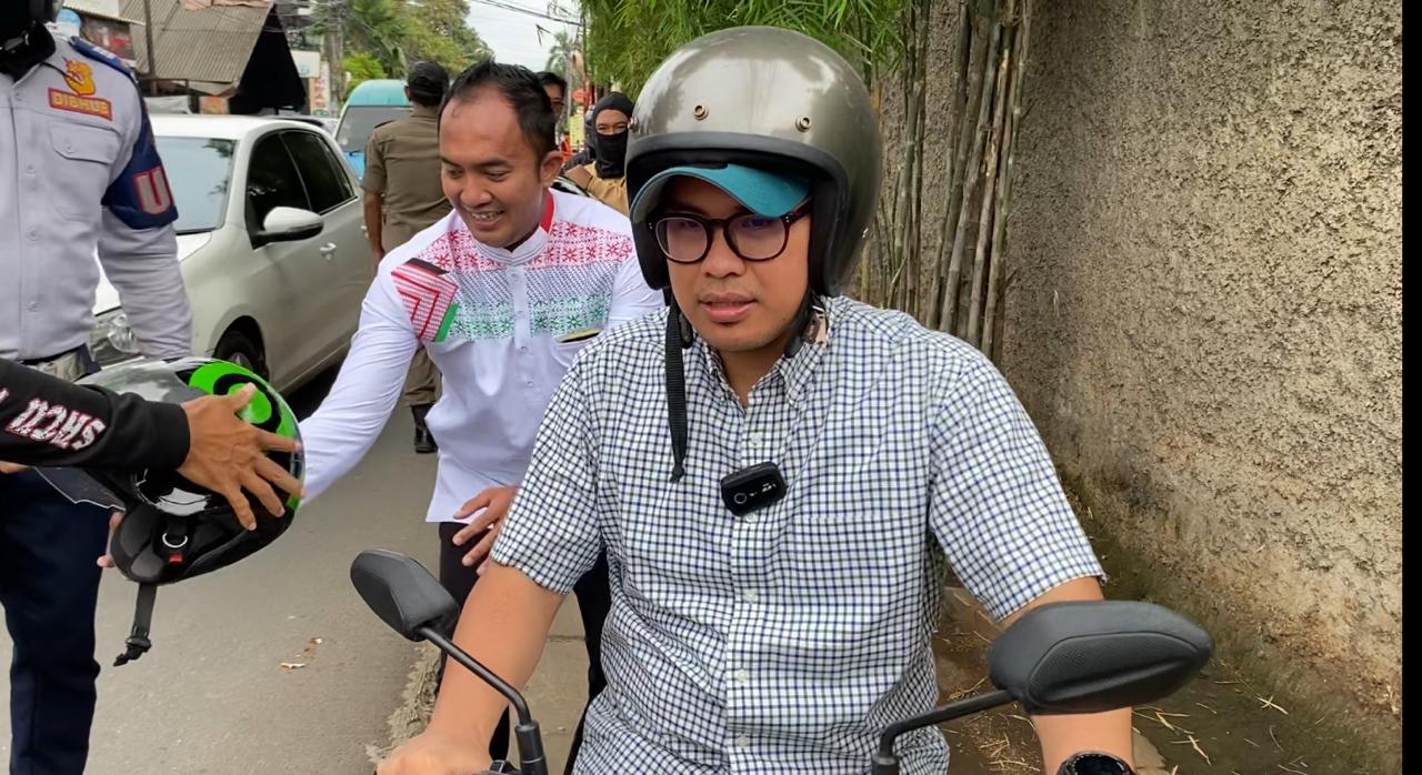 Wakil Wali Kota Tangerang Selatan (Tangsel) Pilar Saga Ichsan menggunakan sepeda motor melakukan penertiban kabel fiber optik. (tangselpos.id/irm)