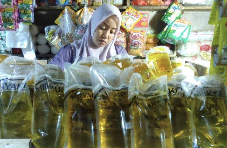 Pedagang MinyaKita di Pasar Badak Pandeglang sedang menjajakan barang dagangannya, Selasa (25/2).