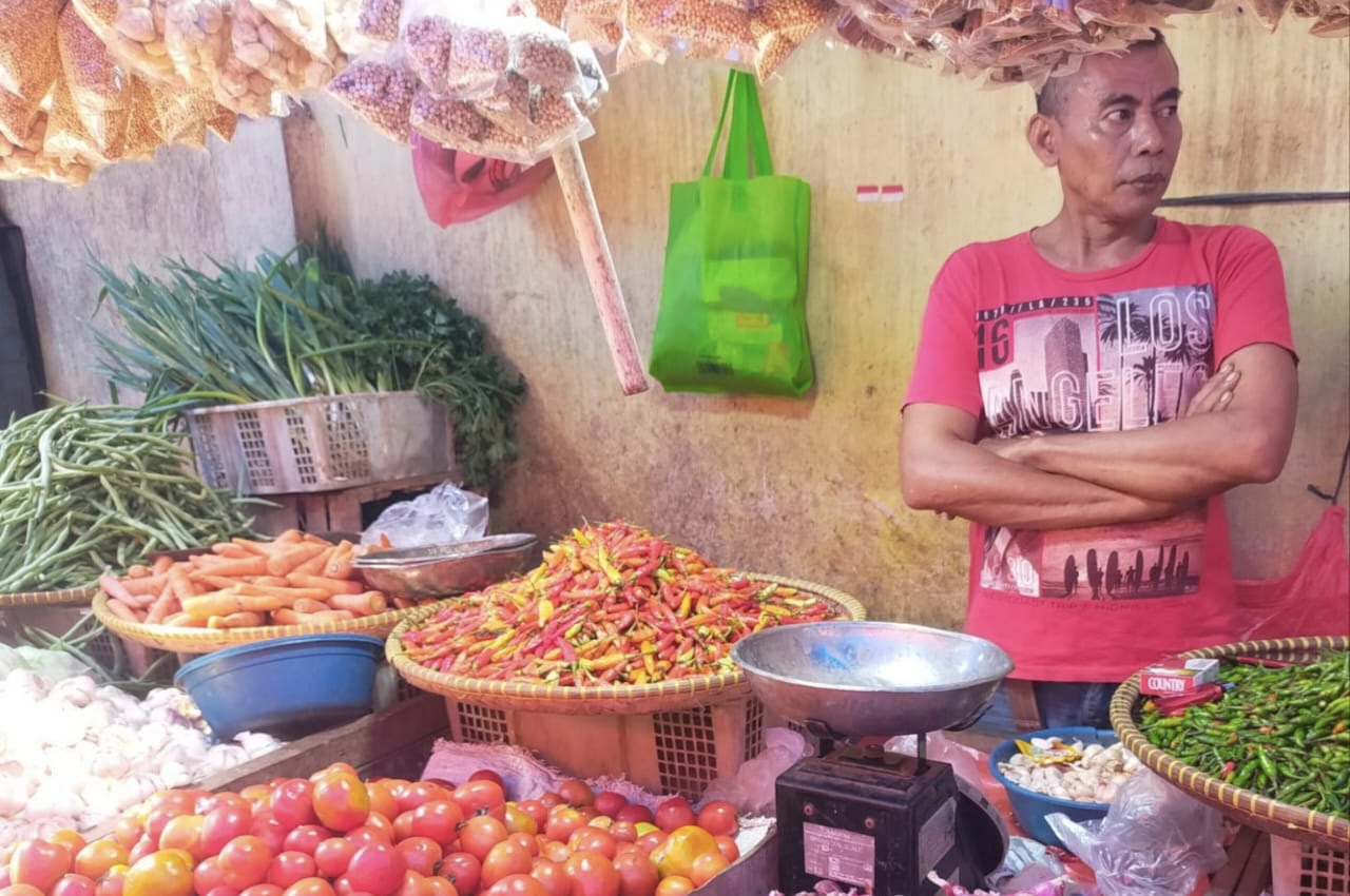 Salah seorang penjual sembako di Pasar Rangkasbitung, Kabupaten Lebak sedang menjajakan dagangannya, Selasa (18/2).