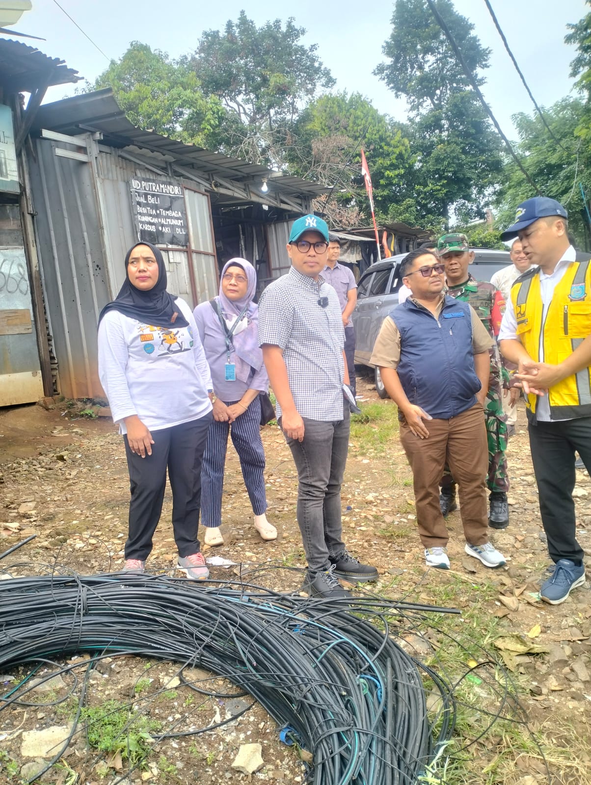 Hari pertama kerja, Wakil Wali Kota Tangerang Selatan (Tangsel) Pilar Saga Ichsan langsung tancap gas melakukan penataan kabel fiber optik. (tangselpos.id/irm)