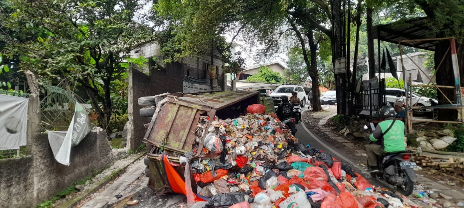 Truk sampah DLH Tangsel terguling di tanjakan Jalan Sumatera, Jombang, Kecamatan Ciputat, Rabu (19/2).(dra)