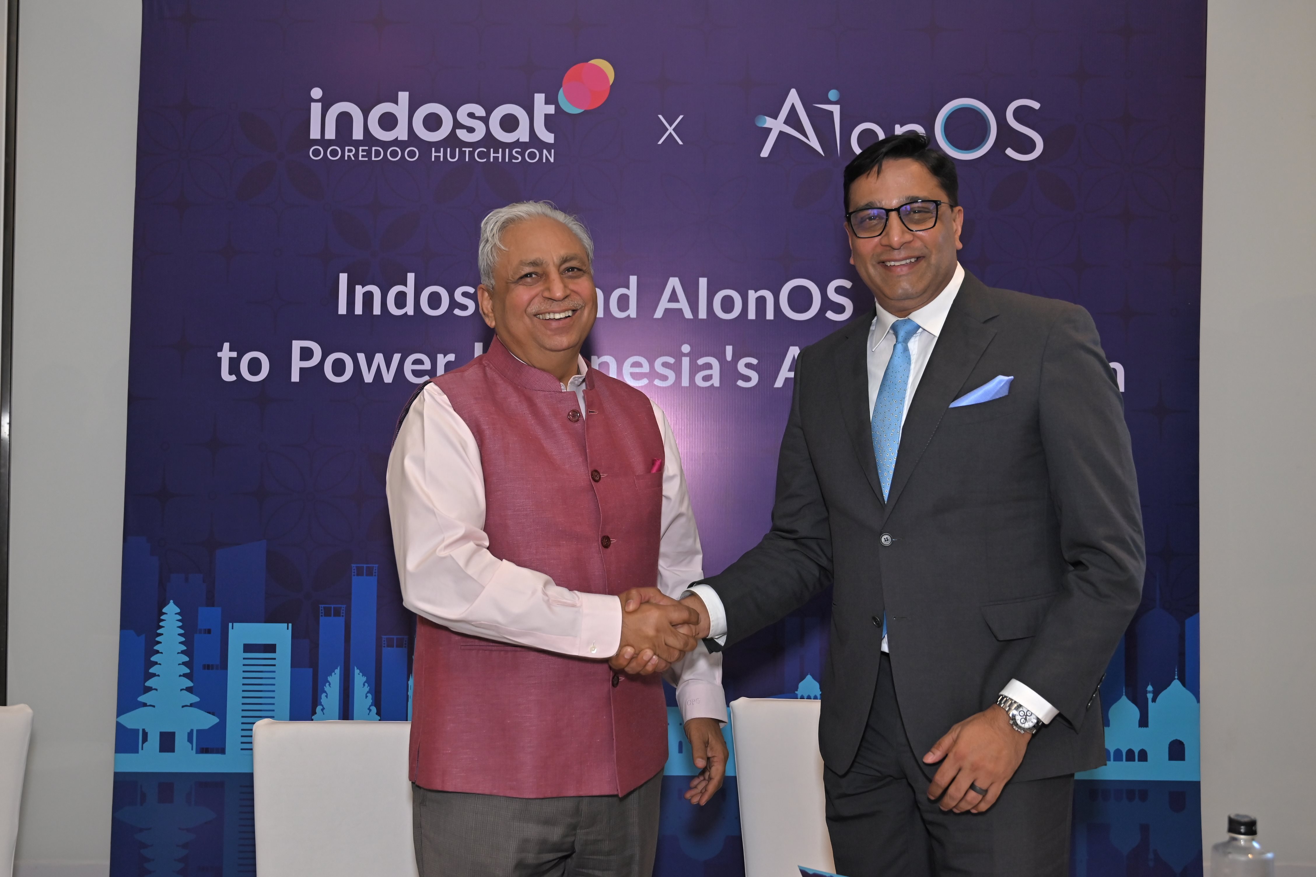 Chief Executive Office AIonOS C.P. Gurnani (kiri) berjabat tangan dengan President Director and Chief Executive Officer Indosat Ooredoo Hutchison Vikram Sinha (kanan) di New Delhi pada Senin (27/01/2024). (Ist)