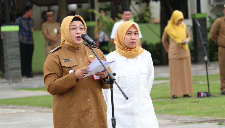 Wakil Bupati (Wabup) Tangerang, Intan Nurul Hikmah memimpin apel Senin pagi perdana di Lapangan Raden Aria Yudhanegara, Pusat Pemerintahan Kabupaten (Puspemkab) Tangerang, Senin (24/2).