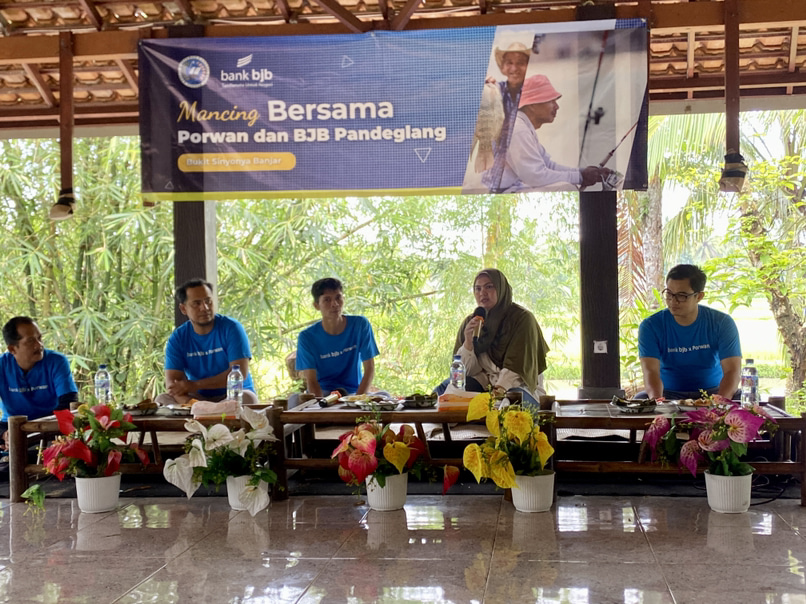 Kepala Cabang BJB Pandeglang, Farida Siregar sedang memberikan sambutan di acara munggahan mancing bersama Porwan dan BJB Pandeglang, Minggu (23/2).(pal)