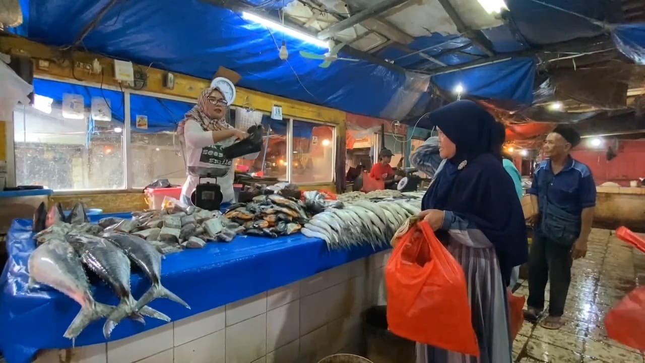 Sejumlah masyarakat sedang membeli ikan laut kepada pedagang di Pasar Rangkasbitung, Kabupaten Pandeglang, Minggu (23/2).(pal)