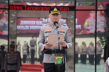 Kapolres Tangael AKBP Victor DH Inkriwang saat memimpin acara Apel Hari Kesadaran Nasional di Markas Polres Tangsel.