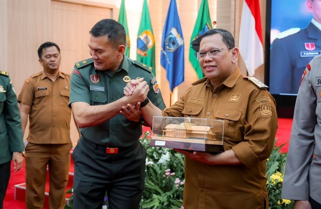 Penjabat Gubernur Banten A Damenta pada Lepas Sambut Komandan Resort Militer 064 Maulana Yusuf dari Brigjen TNI Fierman Sjafirial Agustus kepada Kolonel Inf Andrian Susanto di Pendopo Gubernur Banten, KP3B Curug, Kota Serang, Senin (10/2).(yul)