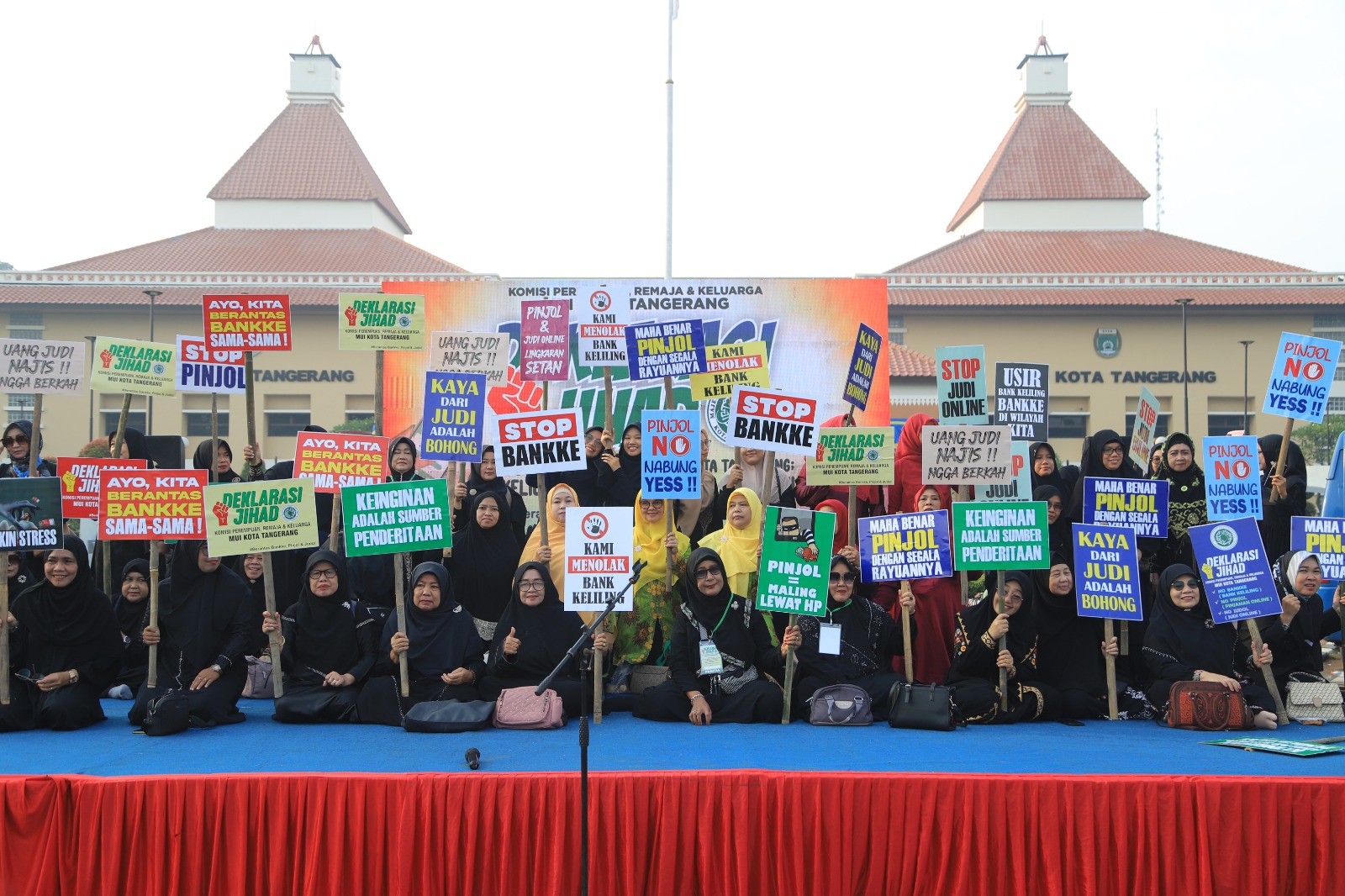 Puluhan anggota Komisi Perempuan Remaja dan Keluarga (PRK) Majelis Ulama Indonesia (MUI) Kota Tangerang menggelar Deklarasi Jihad Perangi Bank Keliling, Pinjaman Online dan Judi Online, Kamis (27/2).