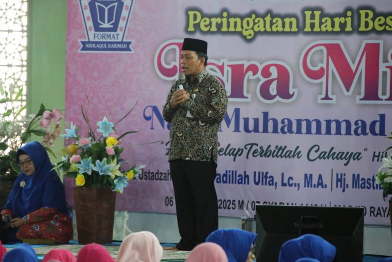 Penjabat (Pj) Wali Kota Tangerang, Nurdin, tampak sedang memberikan sambutan di acara pengajian bulanan Forum Majelis Ta'lim (FORMAT) Akhlaqul Karimah Kota Tangerang, di Masjid Raya Al A'zhom pada Kamis (6/2).