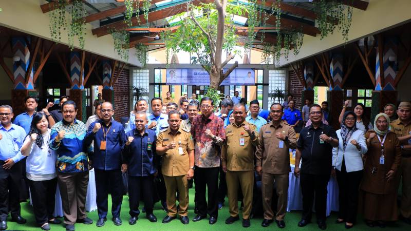 Penjabat (Pj) Wali Kota Tangerang, Nurdin bersama dengan Ketua Pengadilan Agama (PA) Kota Tangerang, Khalid Gailea berfoto bersama usai menandatanganj deklarasi komitmen Pemenuhan Hak Perempuan dan Anak Pasca Perceraian dengan  Perusahaan.