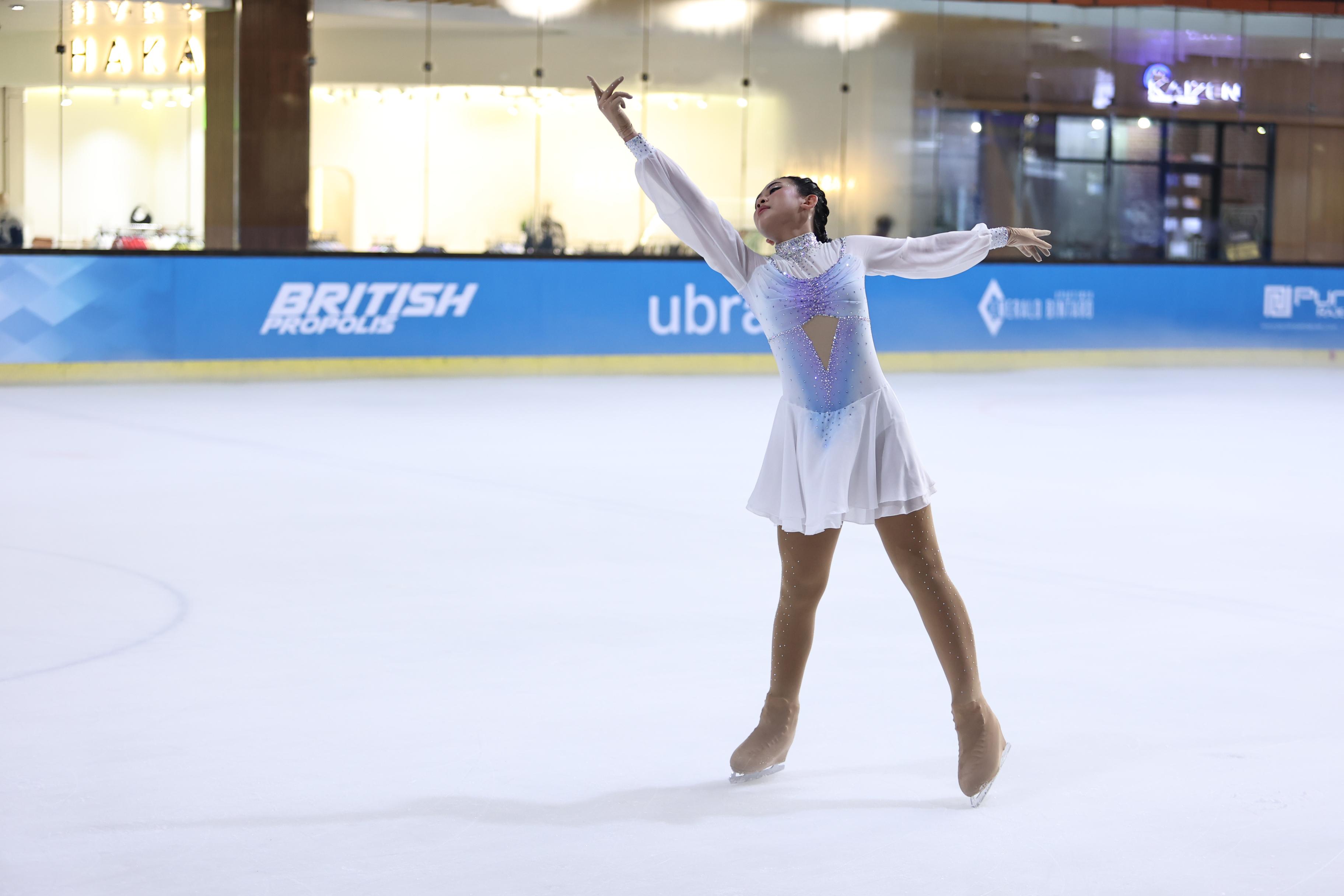 Nampak salah satu peserta kejuaraan ice skating saat tampil di depan juri. Foto : Idral