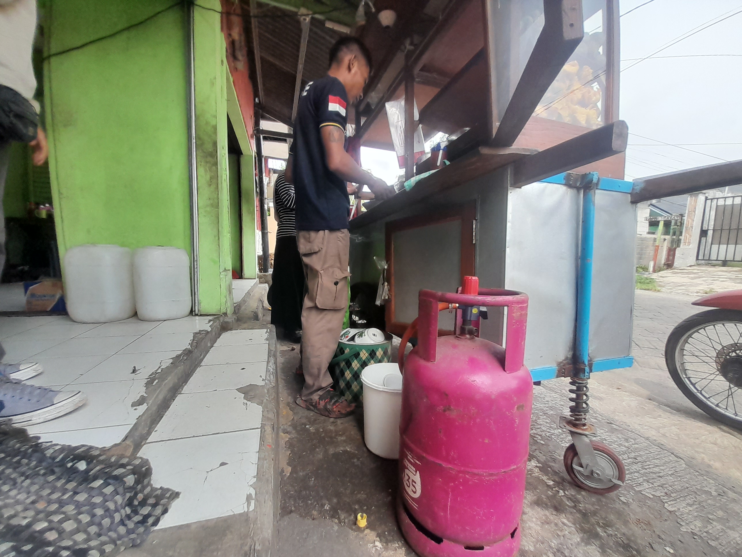 Salah seorang pedagang di Kecamatan Cibodas harus beralih menggunakan gas 12 kg lantaran kesulitan mendapatkan gas melon.