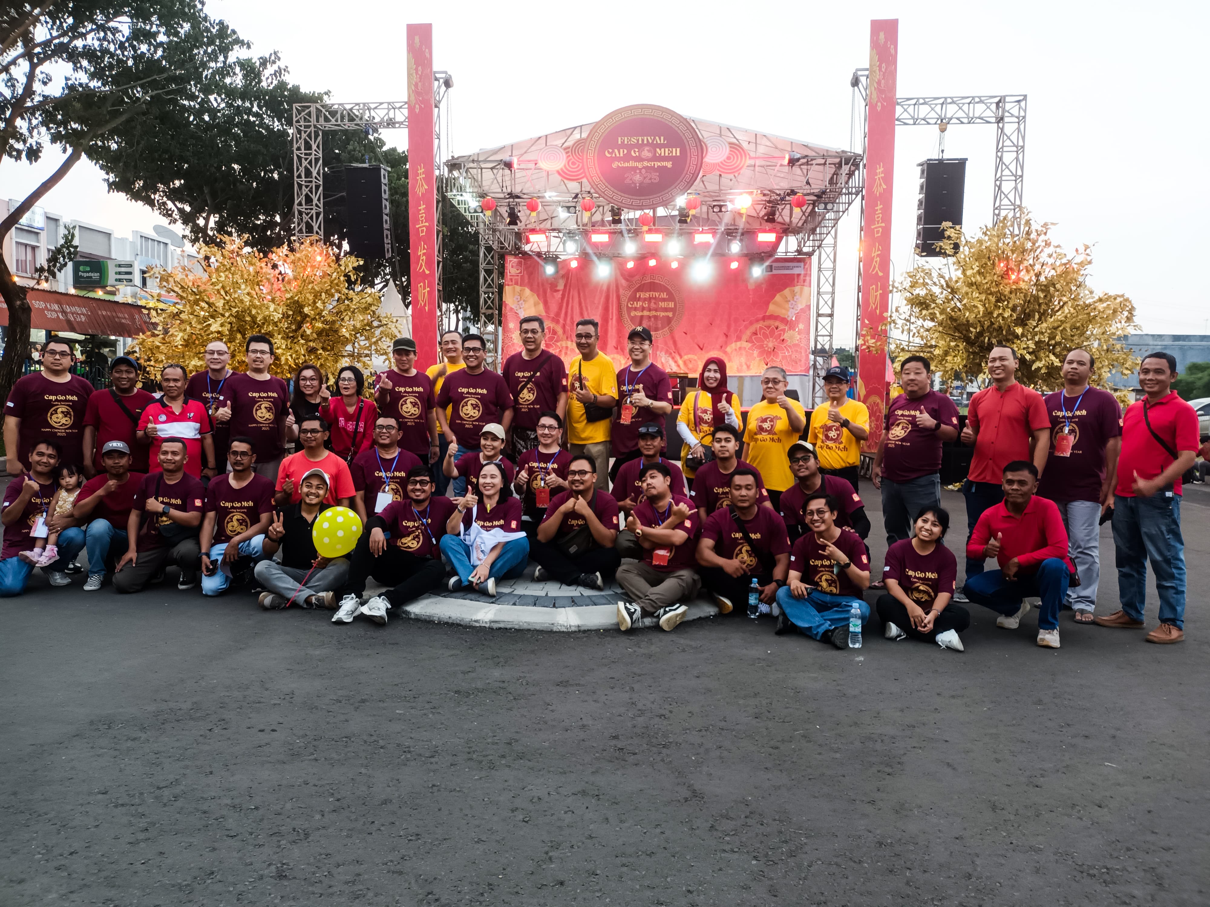 Foto Bersama : Panitia Festival Cap Go Meh 2025 di depan Ruko Tematik Paramount Gading Serpong, Kelapa Dua, Kabupaten Tangerang, Sabtu (8/2/2025). (tangselpos.id/lim)